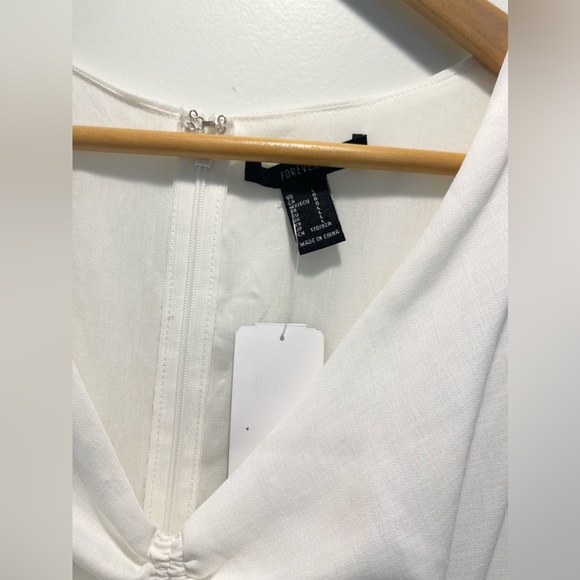 White ruffled dress 👗🌸 - Picture 4 of 5